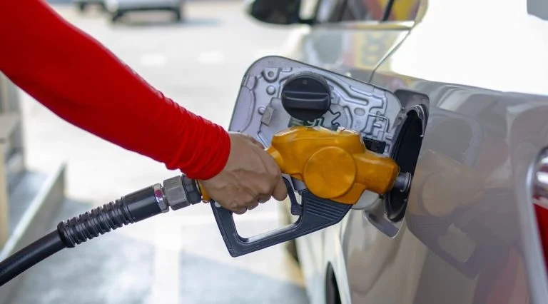 Aide carburant de 100 euros : qui peut la demander ?