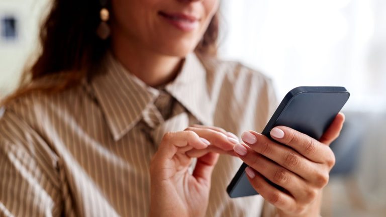 Arnaque vocale IA : comment un simple "allo" peut ruiner vos proches