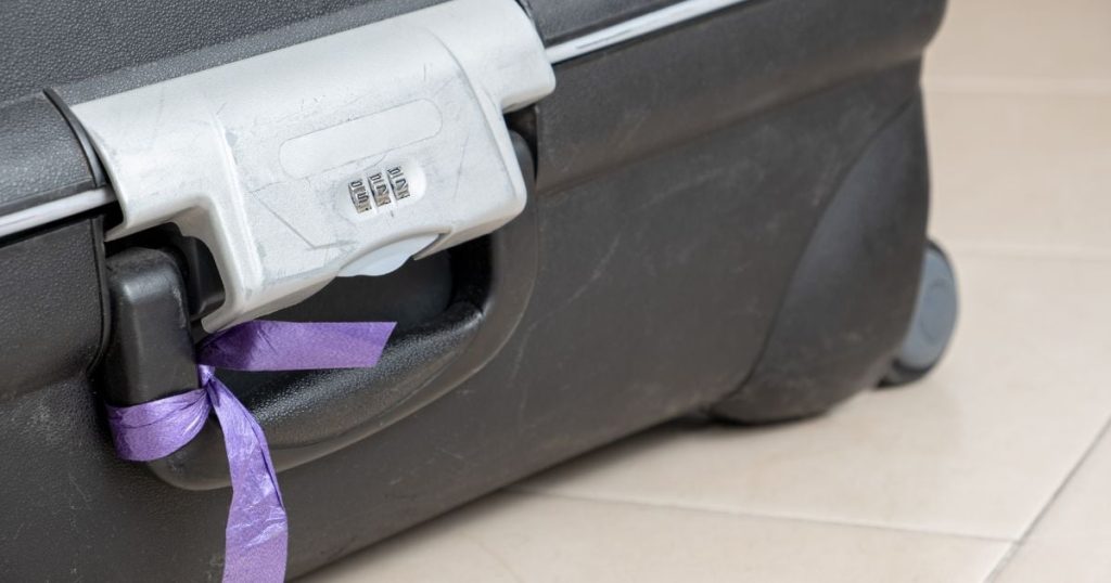 bagages-en-avion-le-ruban-de-couleur-une-fausse-bo cover