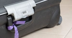 bagages-en-avion-le-ruban-de-couleur-une-fausse-bo cover