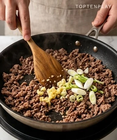 Bräune das Rindfleisch gut, bevor du an die Sauce denkst