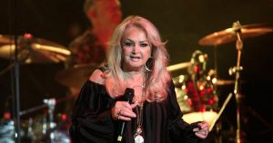 Bonnie Tyler dans le coma artificiel après une opération d'urgence au Portugal
