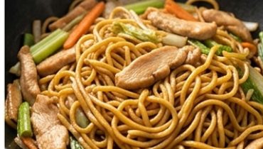 Chicken Chow Mein maison : des nouilles sautées qui rivalisent avec le resto