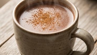 Chocolat chaud anti-fatigue des jambes : le remède de grand-mère au cacao, cannelle et gingembre