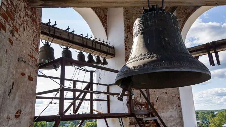 Cloches silencieuses après 177 ans : un village anglais se révolte