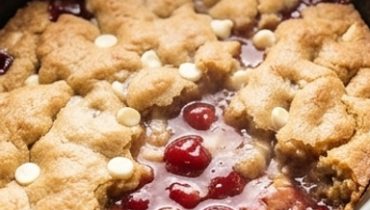 Cobbler Cookie Fondant aux Fruits Rouges : 4 Ingrédients, Zéro Effort à la Mijoteuse