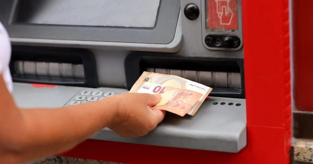 distributeurs-de-billets-ce-que-la-regle-9391581384-g6c1di-og Distributeurs de billets : ce que la règle européenne change en 2026
