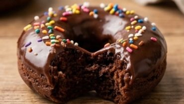 donuts-glaces-au-chocolat-cuits-au-four-moelleux-p cover