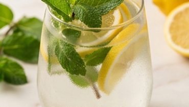 eau-detox-menthe-citron-la-boisson-maison-qui-rafr cover