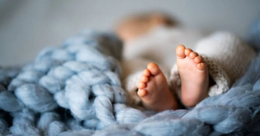 echange-de-bebes-en-maternite-une-famille-adopte-l-cover echange-de-bebes-en-maternite-une-famille-adopte-l cover