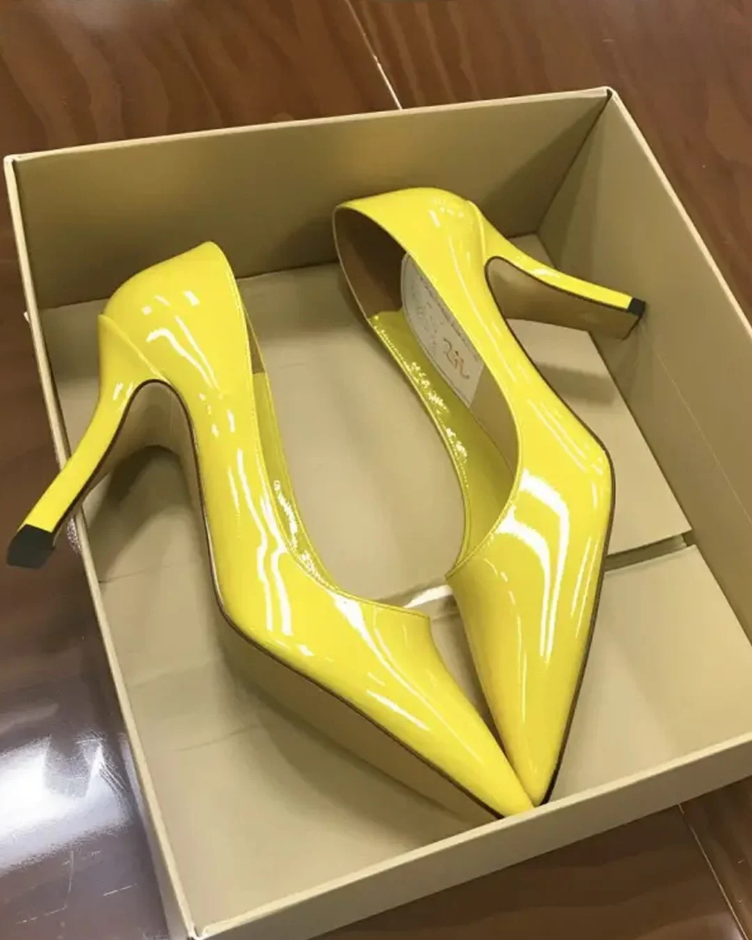 MA BELLE-MÈRE M'A OFFERT DES CHAUSSURES POUR MON ANNIVERSAIRE - QUELQUE CHOSE ME GÊNAIT AU PIED JUSQU'À CE QUE JE SOULÈVE LA SEMELLE INTÉRIEURE. Pour mon anniversaire, ma belle-mère - qui ne me supporte pas - m'a offert une paire de chaussures. J'ai trouvé cela étrange, car elle ne m'offre jamais de cadeaux et n'est pas vraiment chaleureuse avec moi. Les chaussures étaient jolies et je ne voulais pas contrarier mon mari, alors je les ai gardées. Environ une semaine plus tard, j'ai effectué un voyage d'affaires dans un autre État et je me suis dit que je porterais les chaussures. Mais en me promenant dans l'aéroport, j'ai remarqué qu'une des chaussures était un peu trop serrée. "C'est étrange", me suis-je dit. "Les deux chaussures sont de la même taille, ça ne peut pas être ça." Puis, à la sécurité, j'ai dû les enlever pour les passer au scanner. Un agent s'est approché et a dit : "Madame, il y a quelque chose à l'intérieur de l'une de vos chaussures. Pourriez-vous soulever la semelle intérieure, s'il vous plaît ?" Lorsque j'ai soulevé la semelle, l'agent m'a demandé, en me regardant sérieusement : "Madame, pouvez-vous m'expliquer cela ?" 😱 😳 ⬇️ Voir plus