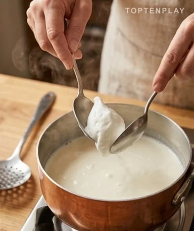Commencez par la crème anglaise, c'est elle qui donne le ton