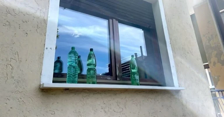 italie-le-mystere-des-bouteilles-d-eau-devant-les- cover