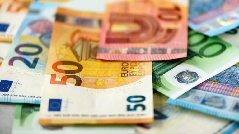 L'UE plafonne le cash à 10 000 € : ce qui change dès 2027