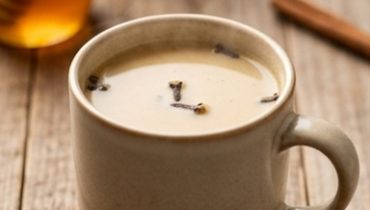 Lait d&rsquo;amande chaud aux clous de girofle : la boisson du soir qui fait vraiment du bien