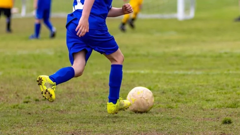 Matthéo, 9 ans, lynché par cinq adversaires après une finale de foot : l'émotion ne retombe pas