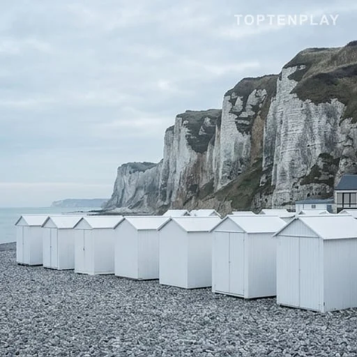 Un front de mer entre galets, falaises et air de Manche