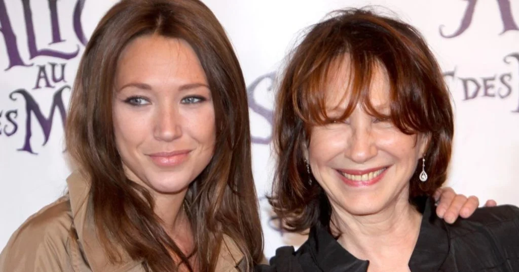 mort-de-nathalie-baye-laura-smet-entouree-par-sa-f cover
