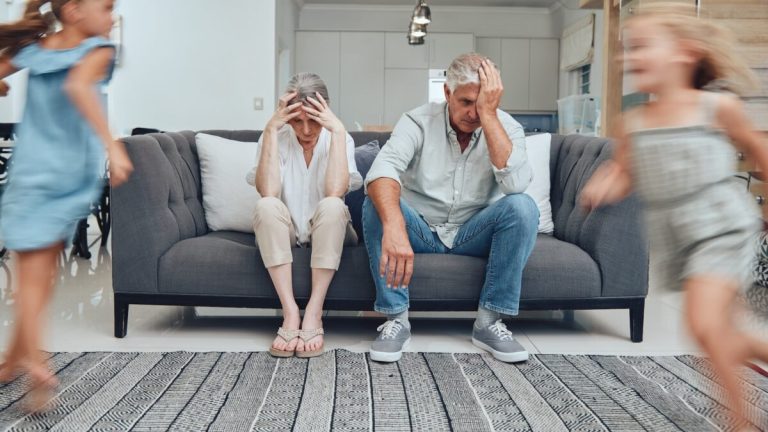"Ouf, ils repartent !" : quand les vacances avec les petits-enfants épuisent les grands-parents