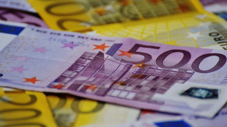 Paiements en espèces : l'UE impose un plafond de 10 000 € dès juillet 2027