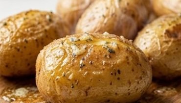 pommes-de-terre-au-four-ail-et-herbes-croustillant cover