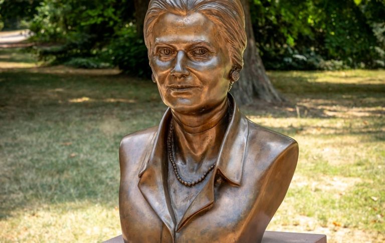 Portrait de Simone Veil souillé d'une croix gammée : Jean Veil dénonce la lâcheté des antisémites