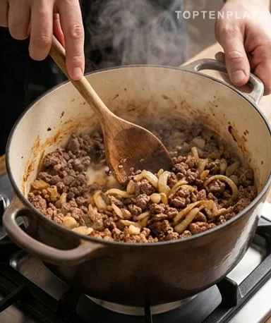 Fondre l'oignon, dorer la viande