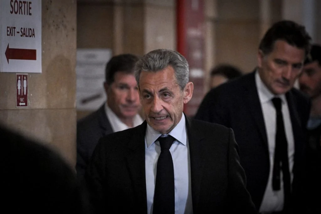 Sarkozy au G8 : pourquoi la vidéo qui le montre "ivre" ne veut pas disparaître
