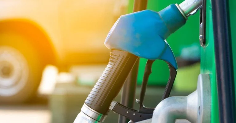shell-quitte-la-distribution-de-carburant-en-franc cover