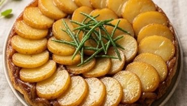 Tatin de primeurs de Noirmoutier, oignons caramélisés et salicornes fraîches