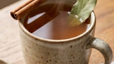 Tisane digestive cannelle, clous de girofle et laurier : la boisson qui apaise le ventre après le repas