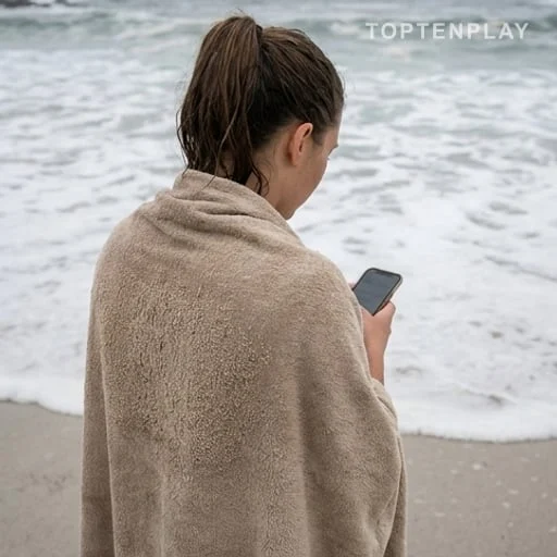 Nageuse anonyme consultant son téléphone après la baignade