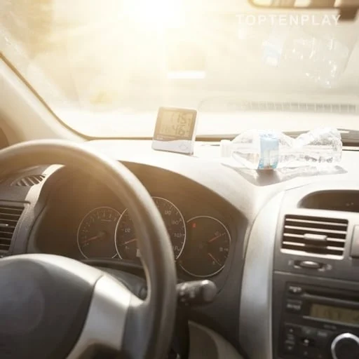 Thermomètre et bouteille d’eau dans une voiture