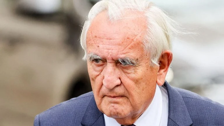 accident-a-paris-pourquoi-raffarin-garde-sa-voitur cover