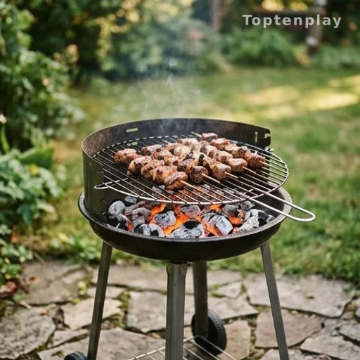 Barbecue au charbon avec brochettes de viande dans un jardin en été