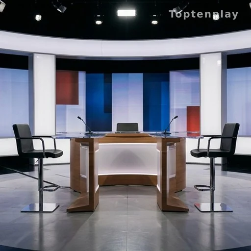 Plateau de débat télévisé vide avec chaises face à face