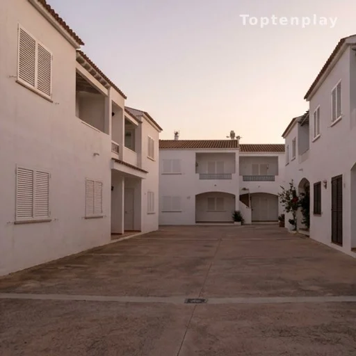 Complexe de vacances côtier aux volets fermés, lieu de disparition d'une enfant en 2007