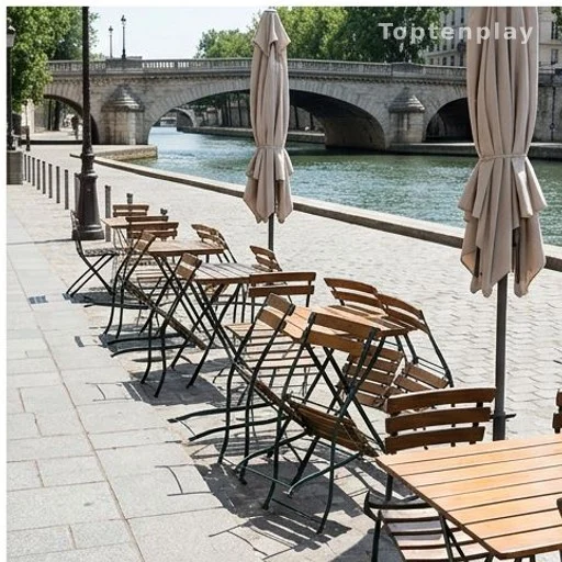 Terrasse de restaurant avec tables renversées au bord d'un canal parisien
