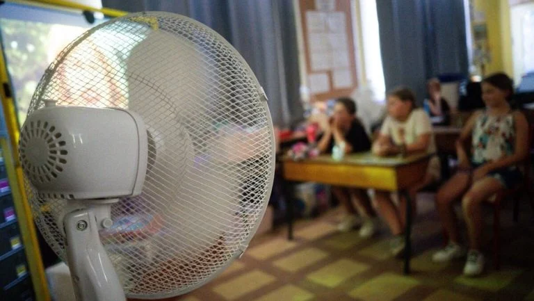 Canicule : 3 500 écoles fermées, la grève appelée