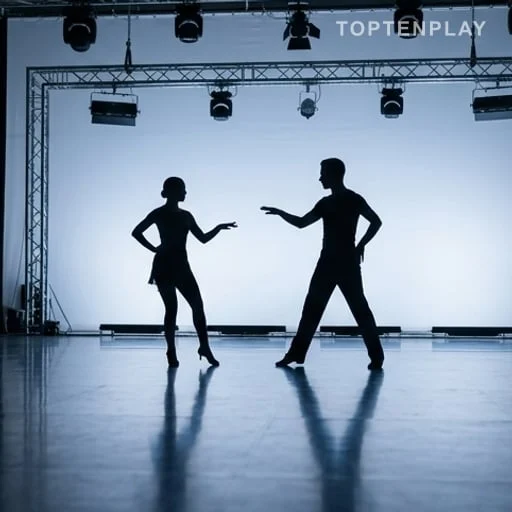 Silhouettes en répétition sur un plateau de danse