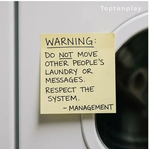 Post-it manuscrit collé sur la porte d'une machine à laver avec message d'avertissement