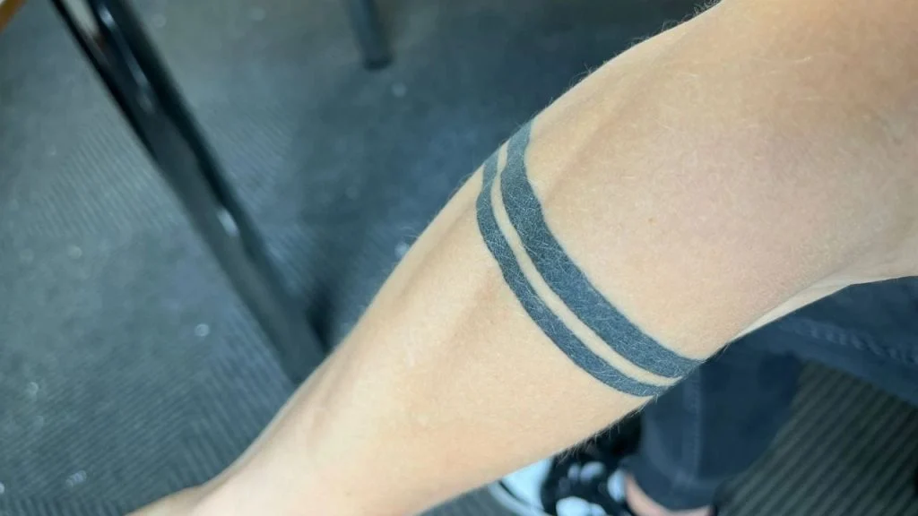 deux-bandes-noires-tatouees-sur-le-bras-ce-que-ce–cover deux-bandes-noires-tatouees-sur-le-bras-ce-que-ce- cover