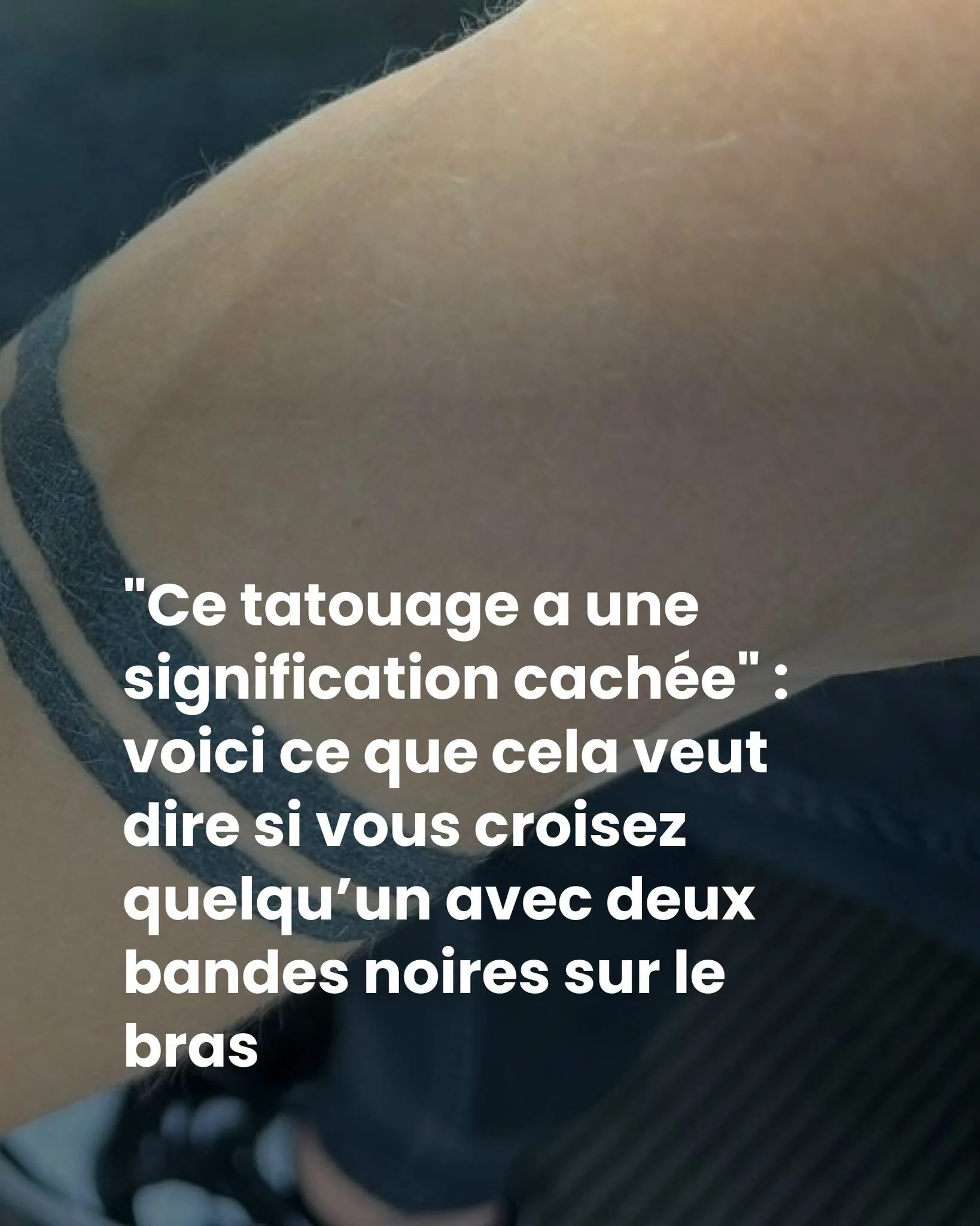 Deux bandes noires tatouées sur le bras : ce que ce signe veut dire