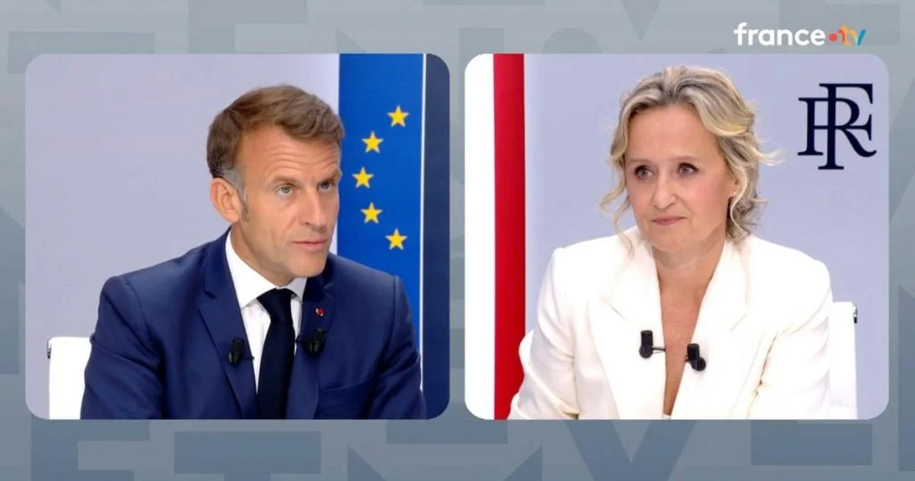 FocusArea=944,531,1,1 ecoutez-moi-macron-recadre-caroline-roux-en-direct cover