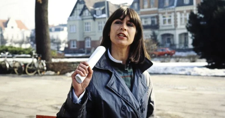 elle-abat-le-meurtrier-de-sa-fille-en-plein-proces cover