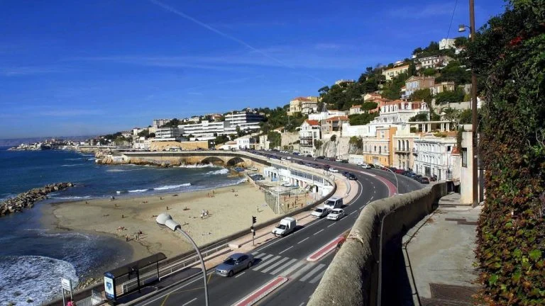 Enfant oublié en voiture à Marseille : la vitre brisée