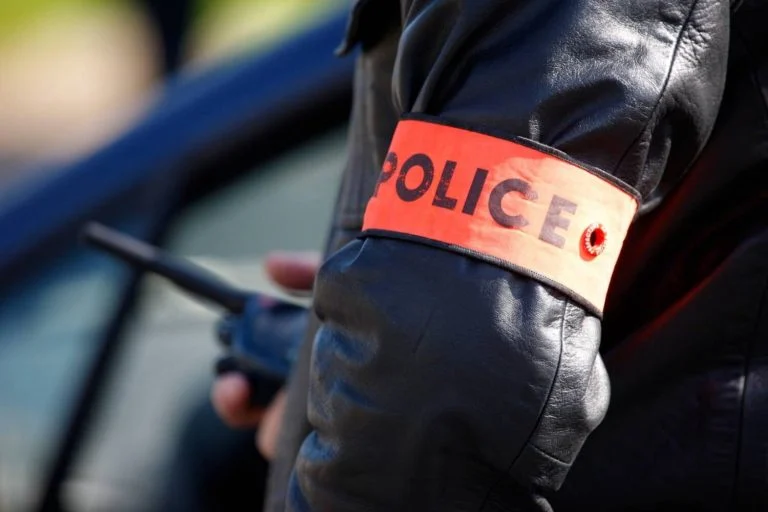 grenoble-il-frappe-et-traine-sa-compagne-par-les-c cover