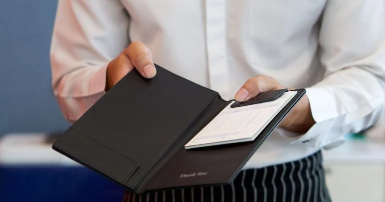 il-paie-le-diner-puis-envoie-une-facture-a-sa-date cover