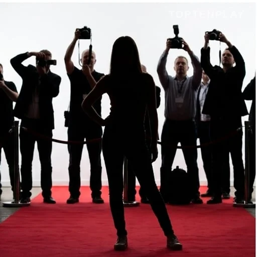 Adolescent anonyme posant devant des objectifs
