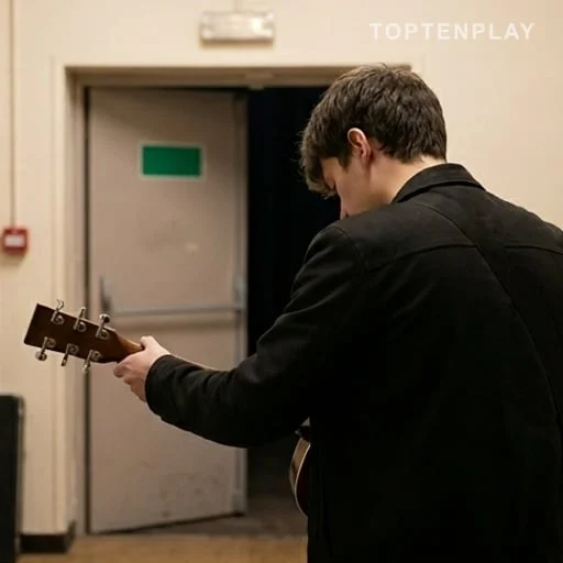 Jeune musicien anonyme en coulisses avant un concert